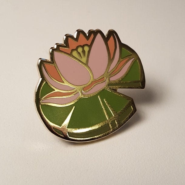 Seerosenblatt Pin - Hard Enamel | Bonus Digitales Kinderbuch Seerosenblatt Pin - Hard Enamel | Bonus Digitales Kinderbuch von CloverkinArt