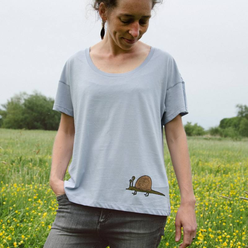 Handbedrucktes Bio Damen T-Shirt Schnigel in Serene Blue/Frauen T-Shirt Hellblau von Cmig