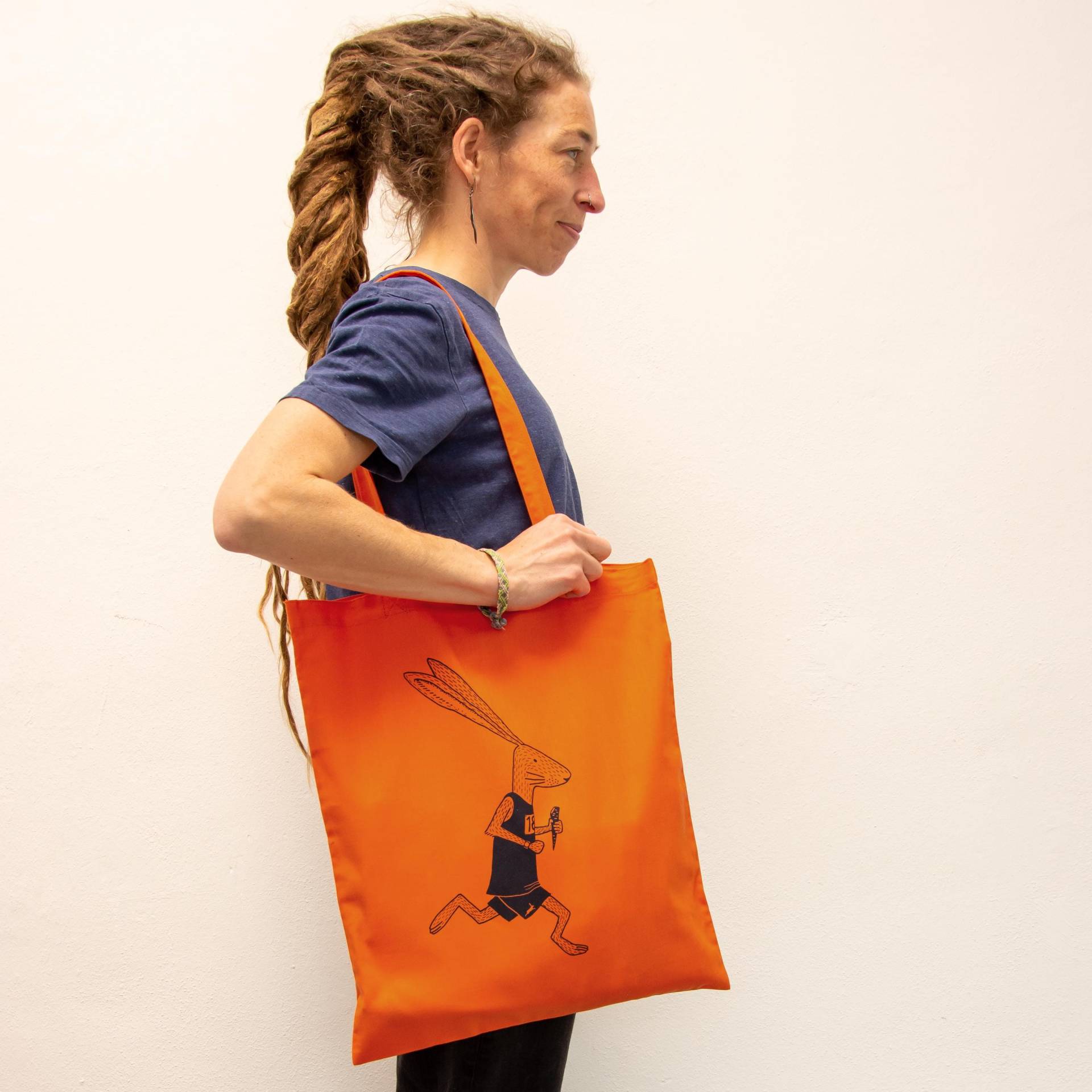 Bio Jutebeutel Laufhase in Orange/Jutetasche Für Läufer Oder Schulsport Shopper von Cmig