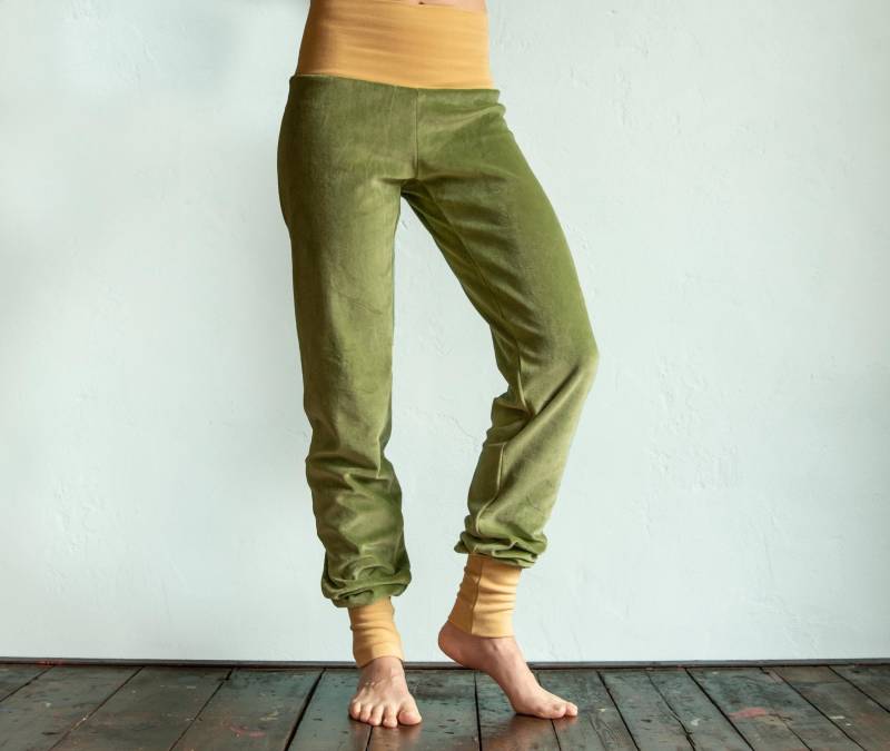 Yogahose Für Damen in Moss-Green Mit Hell Gelben Bündchen/Frauen Wohlfühl-Hose Aus Nicki /Moos Grüne Meditations Hose von Cmig