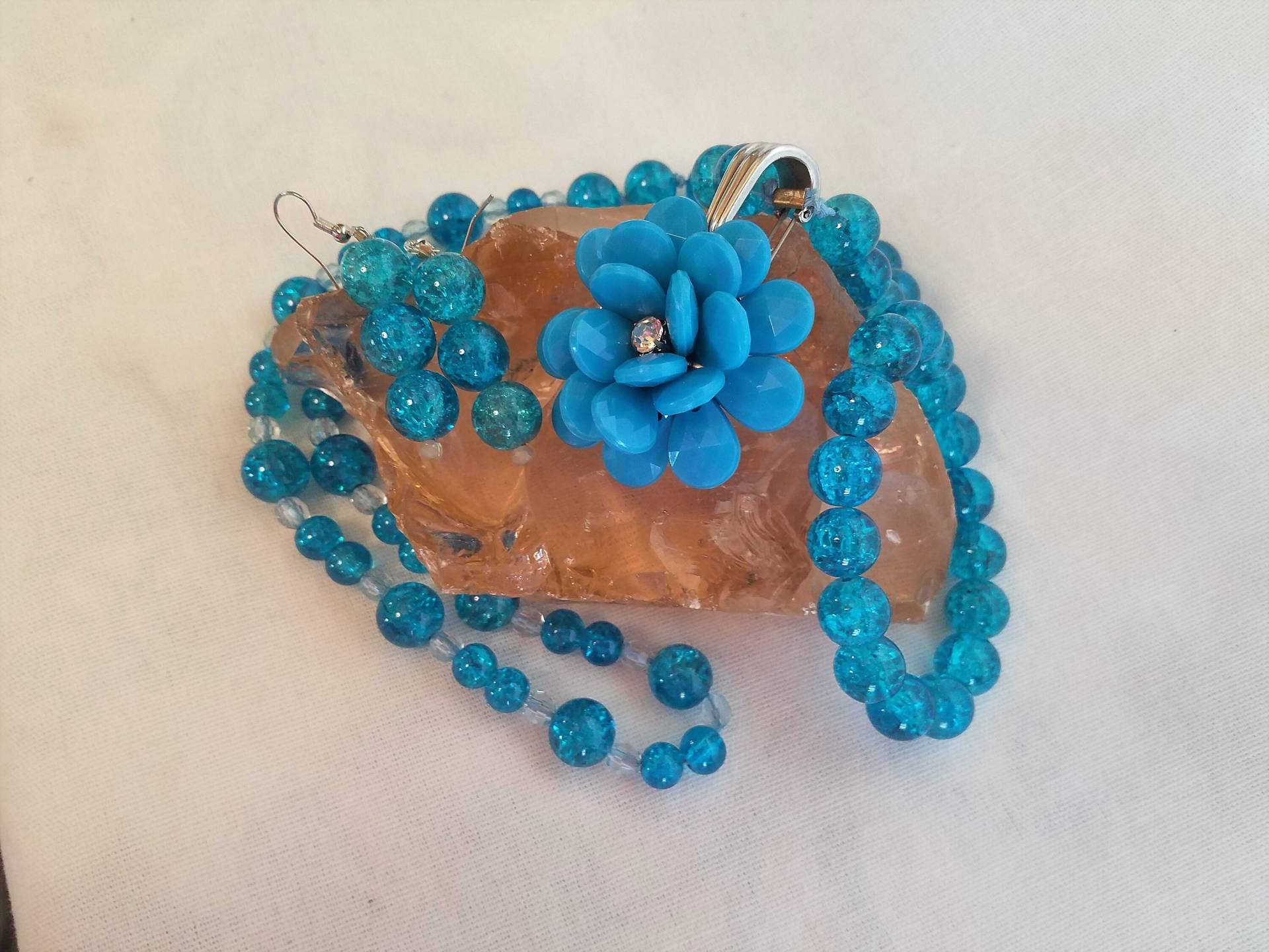 Blaues Glas-Perlen Und Blumen-Anhänger-Set Blaues Glas-Perlen Und Blumen-Anhänger-Set von CoCozCorner
