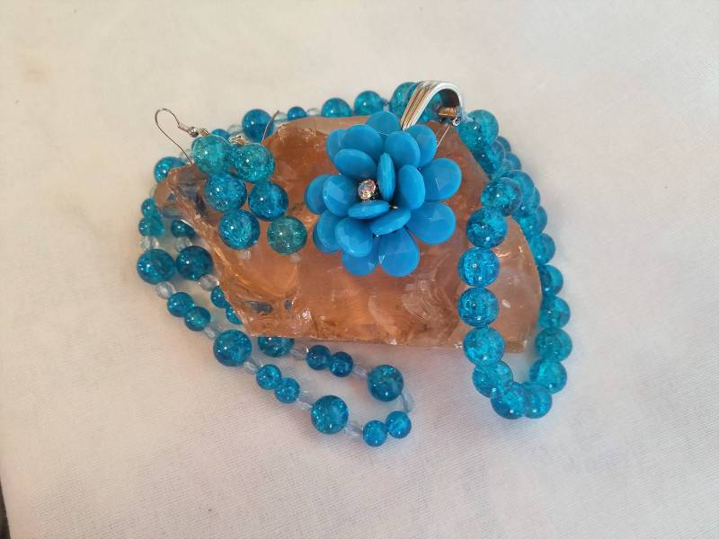 Blaues Glas-Perlen Und Blumen-Anhänger-Set von CoCozCorner