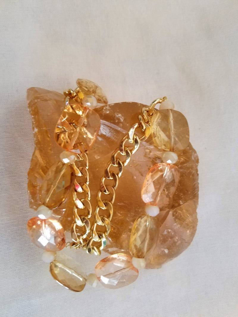 Goldene Kette, Rosa Und Beige Perlenkette Goldene Kette, Rosa Und Beige Perlenkette von CoCozCorner