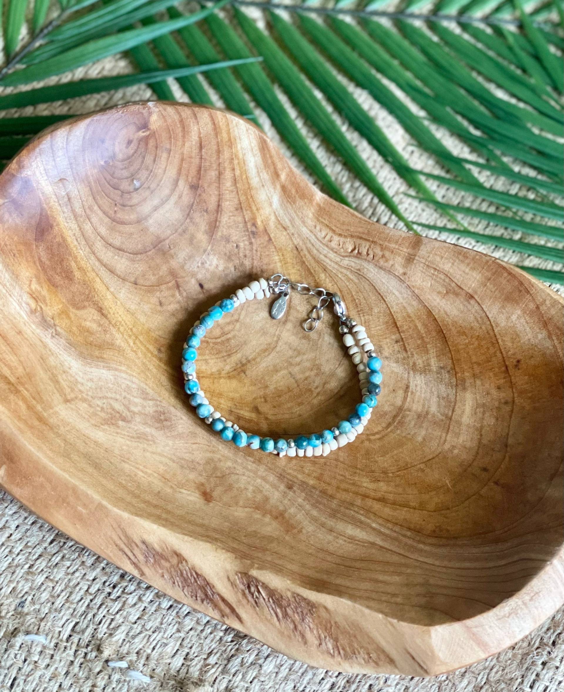 Deep Blue Serie Armband | Weiß Blauer Apatit Edelstein & Kokos Perlen Edelstahl Strand Zierlicher Boho Surf Eco-Friendly Schmuck von CoastalAmore