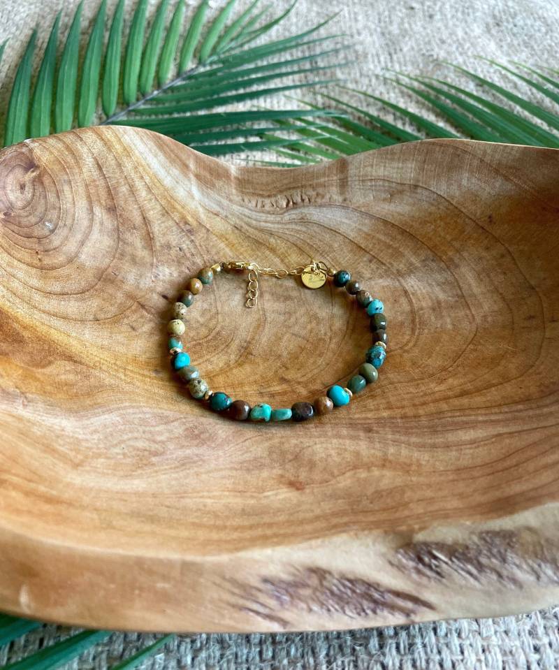 Laguna Armband | Rustikaler Türkiser Edelstein Mit Goldperlen California Beach Zierlicher Chic Boho Surf Zarter Schmuck von CoastalAmore