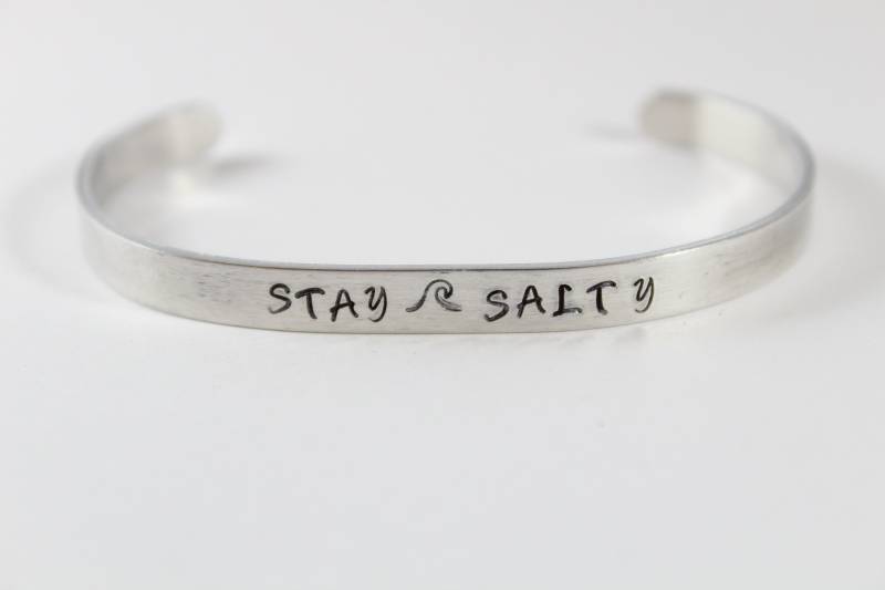 Bleiben, Salzig, Armband, Hand Gestempelt, Mama, Geschenke, Geschenk Für Sie, Handgefertigt, Schmuck, Boho, Chic Bleiben, Salzig, Armband, Hand Gestempelt, Mama, Geschenke, Geschenk Für Sie, Handgefertigt, Schmuck, Boho, Chic von CoastalChicVB