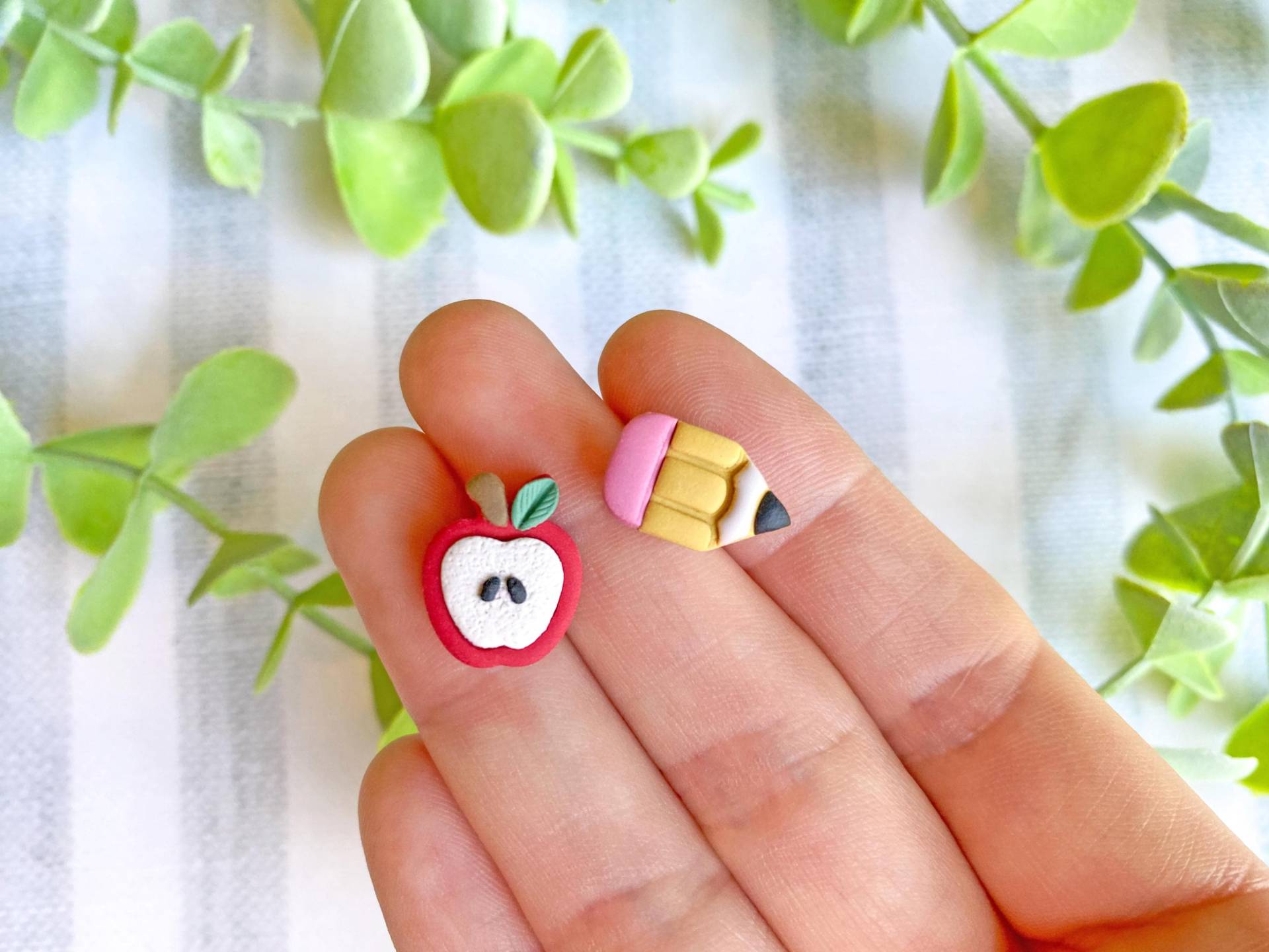 Apfel Bleistift Ton Ohrstecker Set - Polymer Clay Statement Ohrringe Lehrer Schule Versandbereit von CoastalClayCompany