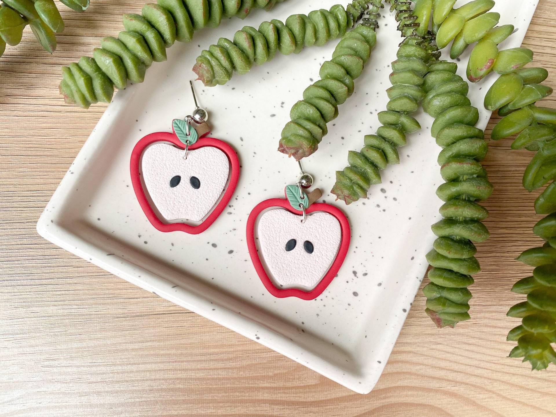 Apple Clay Ohrringe - Polymer Statement Lehrer Schule Versandfertig von CoastalClayCompany