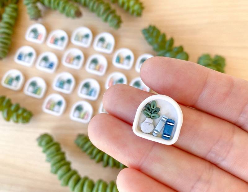 Bücherregal Ohrstecker - Polymer Clay Buch & Pflanze Sofort Lieferbar Bücherregal Ohrstecker - Polymer Clay Buch & Pflanze Sofort Lieferbar von CoastalClayCompany