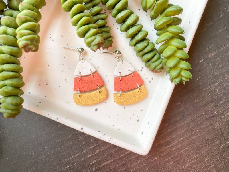 Candy Corn Halloween Ohrringe Hypoallergene Polymer-Ton Candy Corn Halloween Ohrringe Hypoallergene Polymer-Ton von CoastalClayCompany