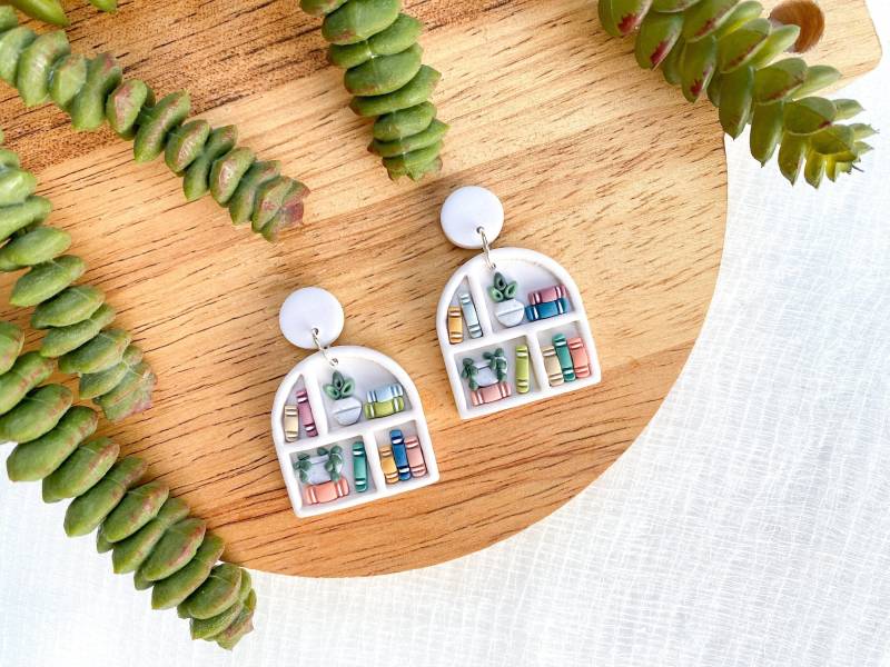 Gewölbte Bücherregal Ohrringe - Polymer Clay Buch & Pflanze Sofort Lieferbar von CoastalClayCompany