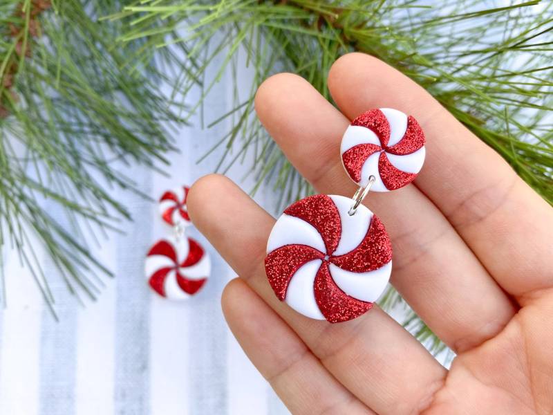 Glitzernde Pfefferminz Weihnachtsohrringe - Polymer Clay Feiertagsohrringe Winterohrringe Partyohrringe von CoastalClayCompany