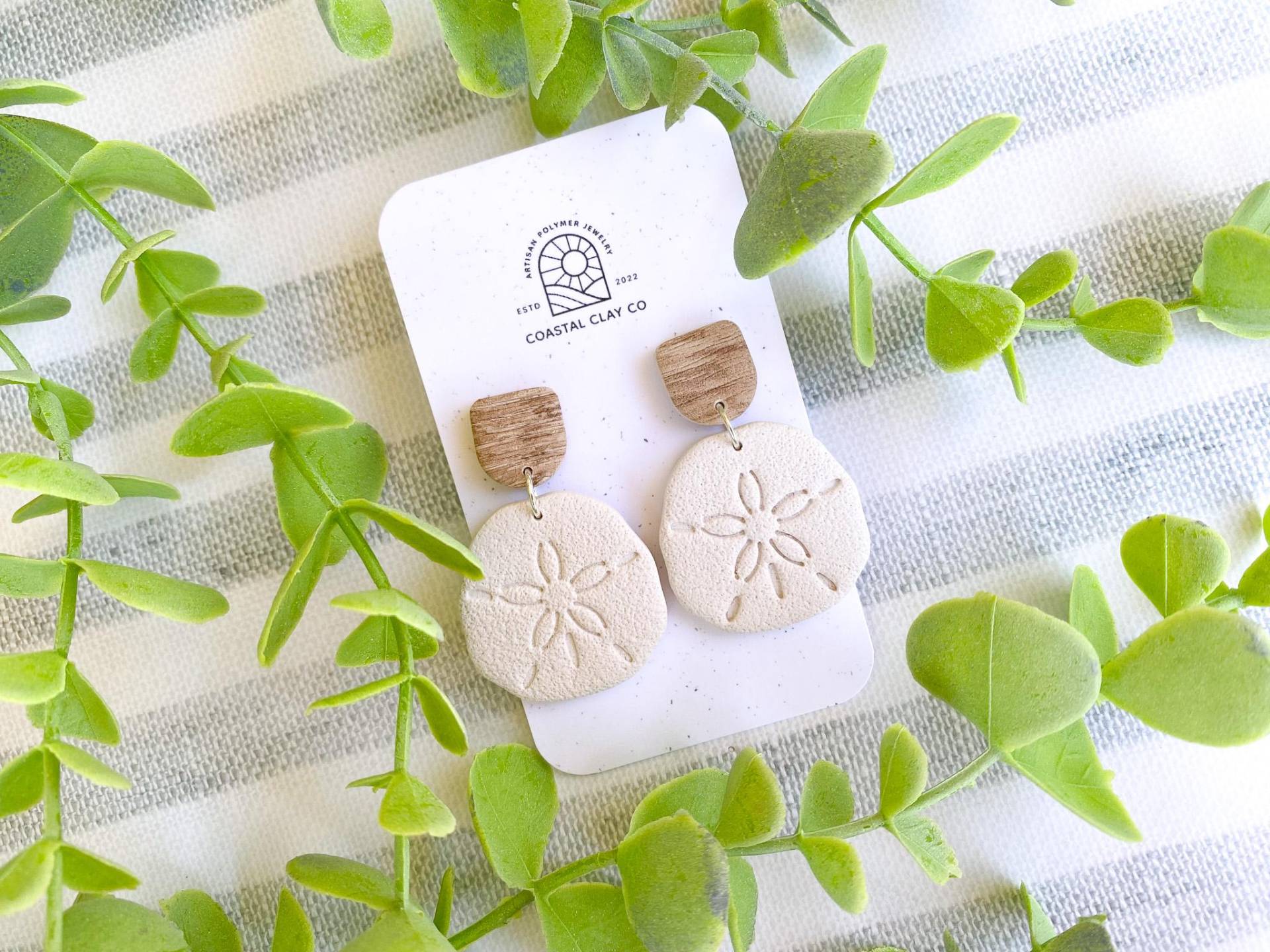 Handgefertigte Sand Dollar Ohrringe Aus Polymer Clay Hypoallergen Edelstahl von CoastalClayCompany