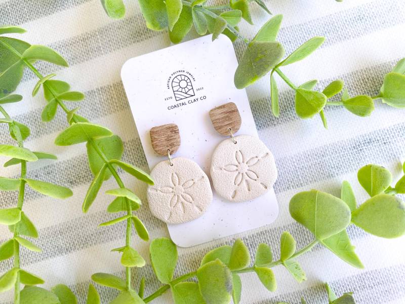Handgefertigte Sand Dollar Ohrringe Aus Polymer Clay Hypoallergen Edelstahl Handgefertigte Sand Dollar Ohrringe Aus Polymer Clay Hypoallergen Edelstahl von CoastalClayCompany