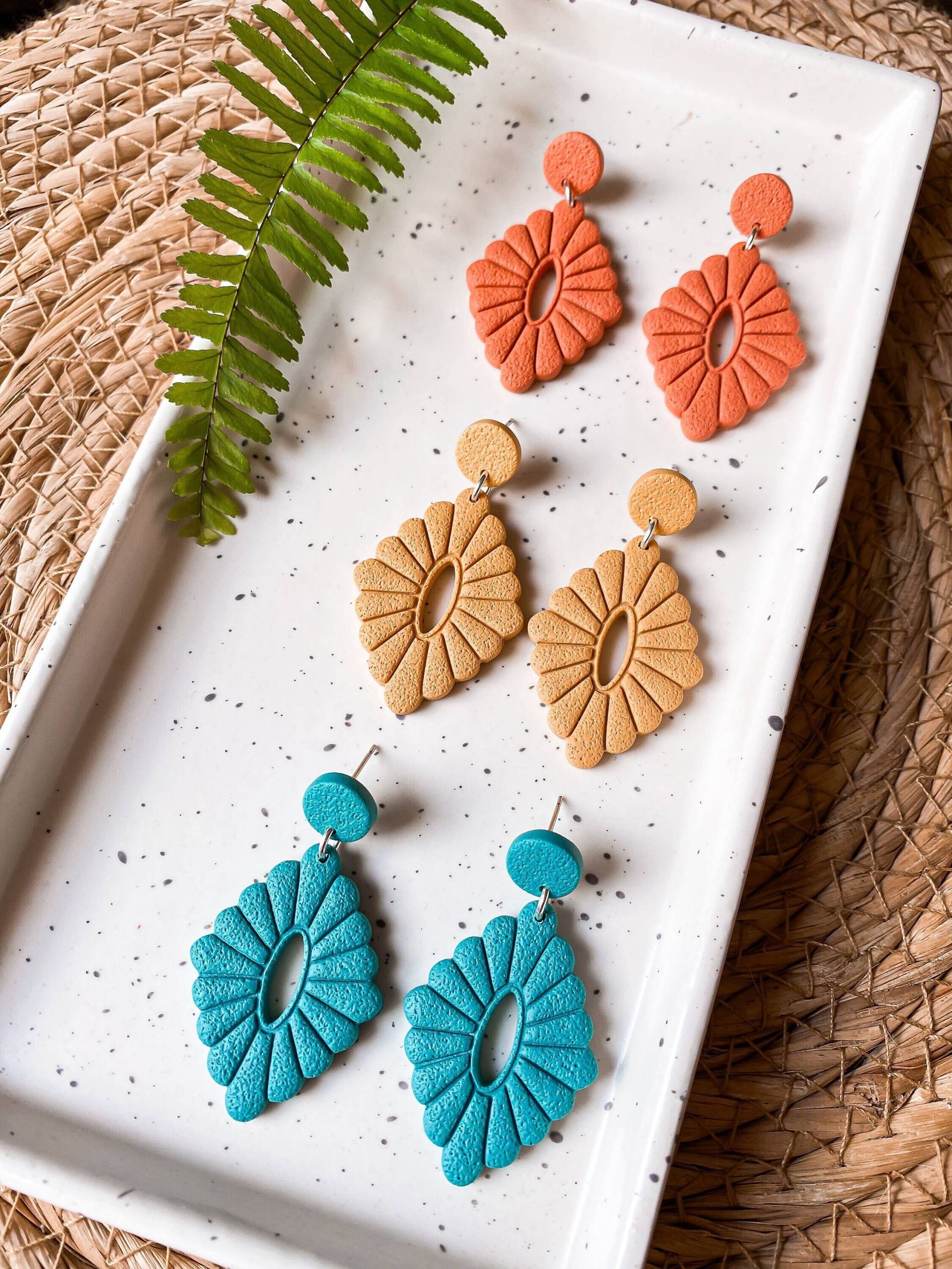 Ausgebogten Blumen Ohrringe - Polymer Clay Boho Statement Versandfertig von CoastalClayCompany