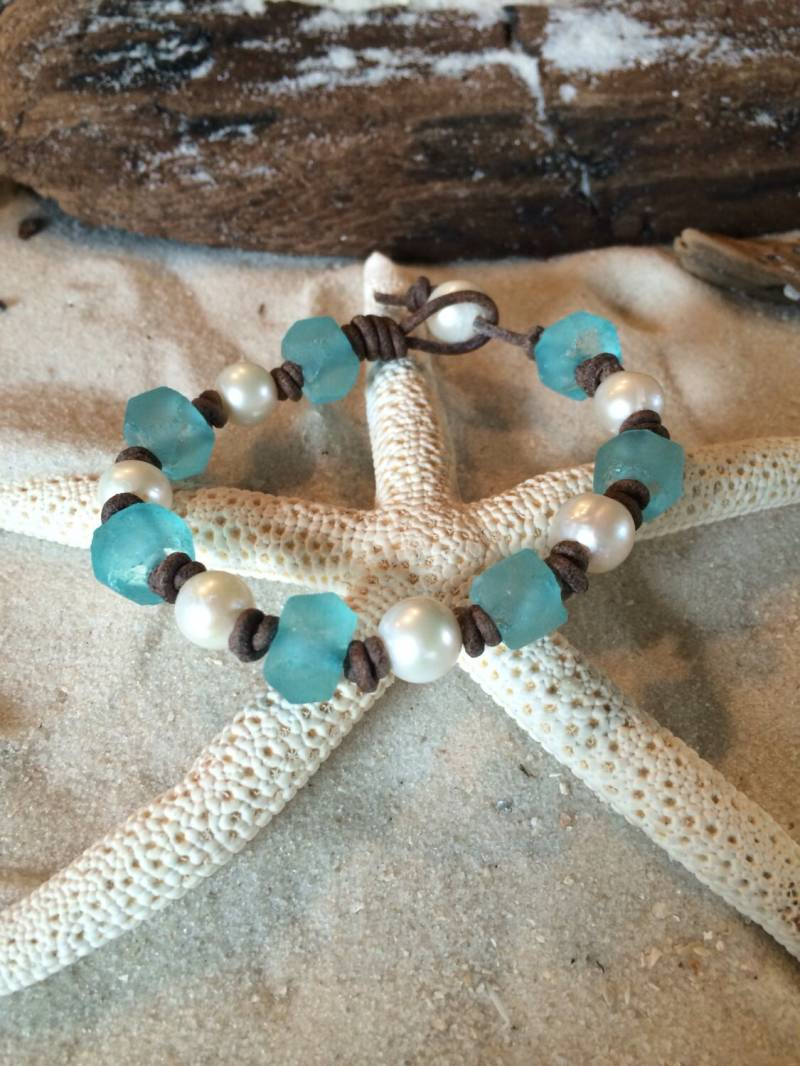 Aqua Glas Und Perlen An Lederarmband #27 von CoastalCreations98