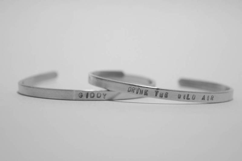 Die Silberne Namensschild Manschette - Reiter Schmuck Armband Handgestempelt Geschenk Die Silberne Namensschild Manschette - Reiter Schmuck Armband Handgestempelt Geschenk von CoasttoCoastEqCo