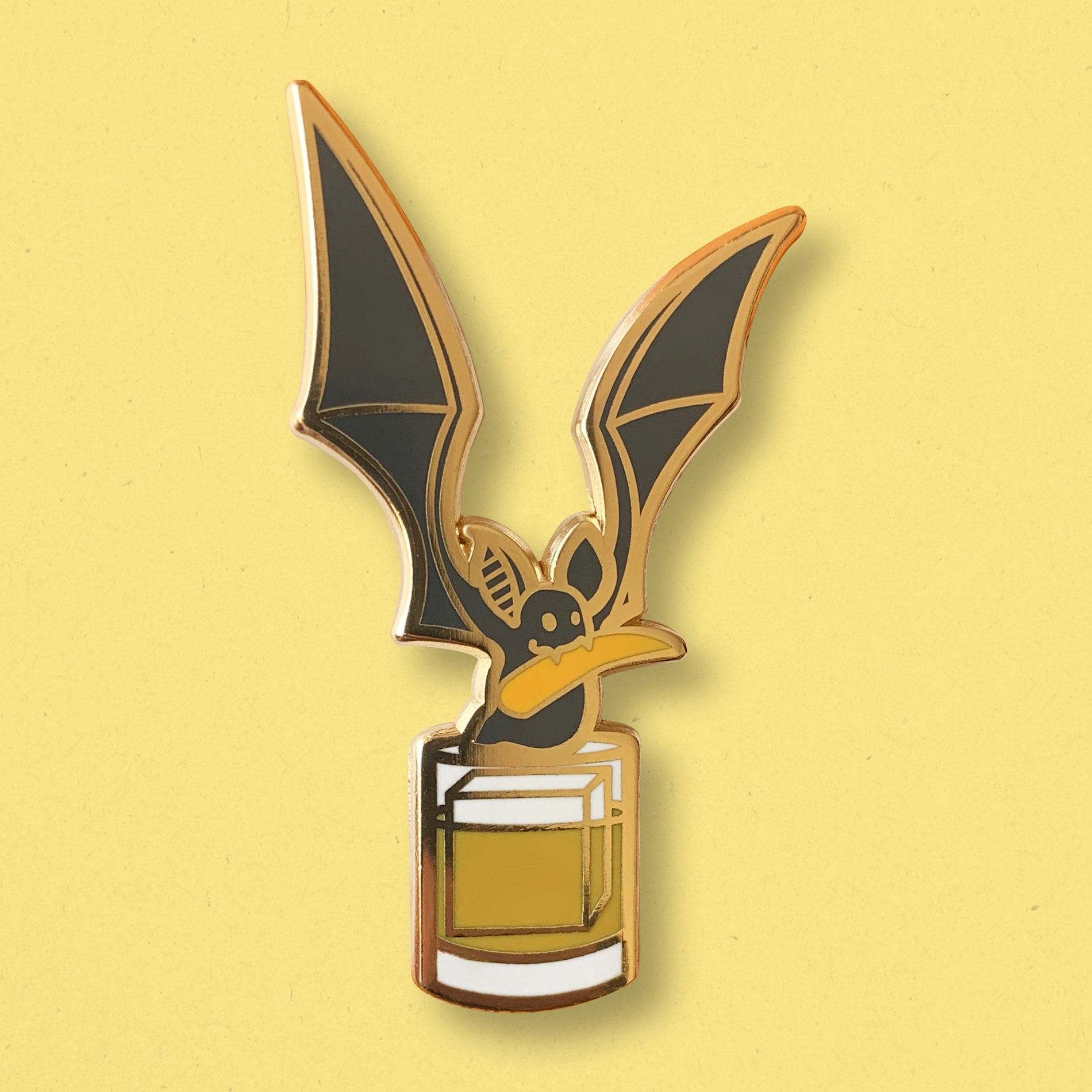 Fledermaus Pin Whisky Cocktail Anstecknadel Fledermaus Pin Whisky Cocktail Anstecknadel von CocktailCritters