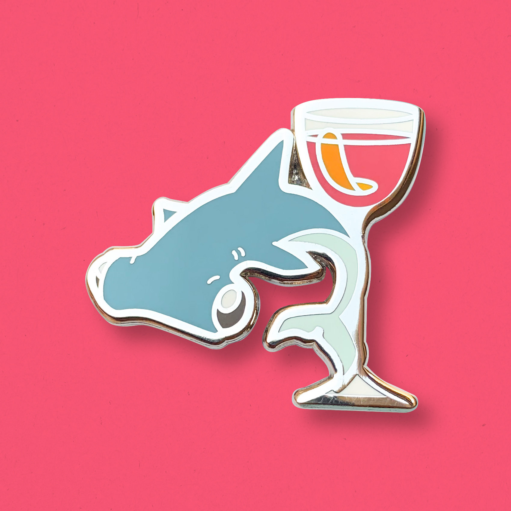 Hammerhai Hai Bitters Emaille Pin Versilbertes Cocktail Accessoire von CocktailCritters
