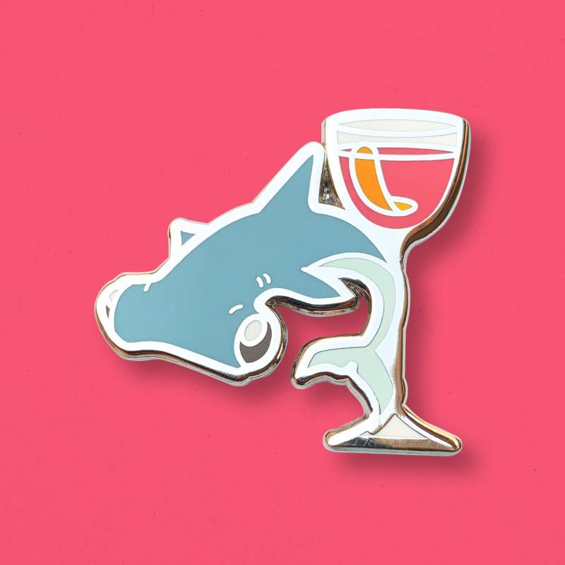 Hammerhai Hai Bitters Emaille Pin Versilbertes Cocktail Accessoire von CocktailCritters