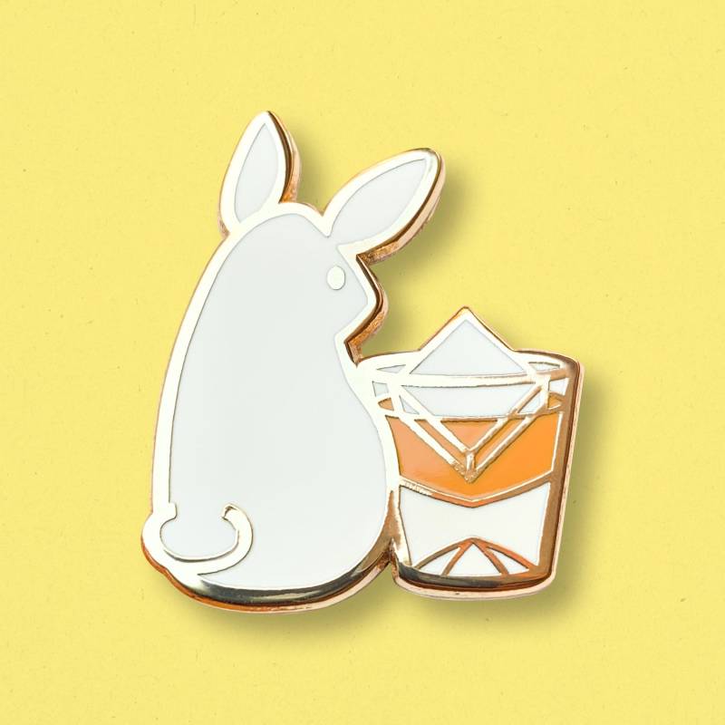 Kaninchen Whisky Emaille Pin Vergoldeter Häschen Anhänger von CocktailCritters