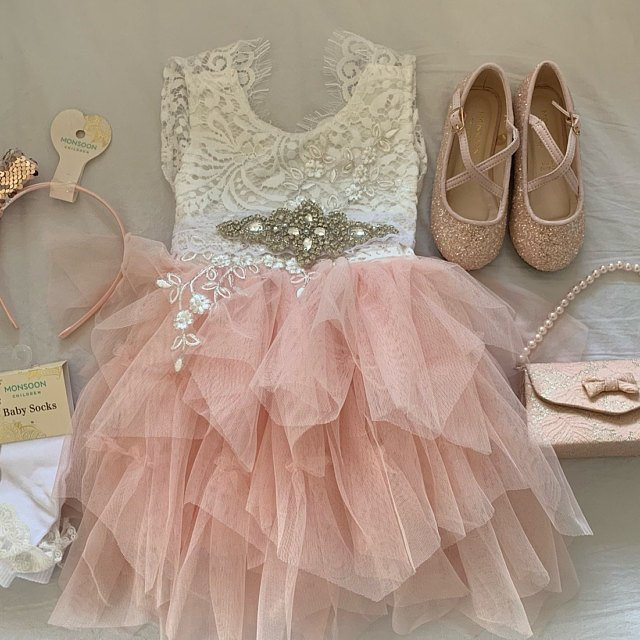 Blumenmädchen Kleid Ziemlich Boho Vintage Styles Rüschen Applikation - Blush Mit Diamante Schärpe Strand Hochzeit Mädchen Brautkleid von CocoFlowerGirls