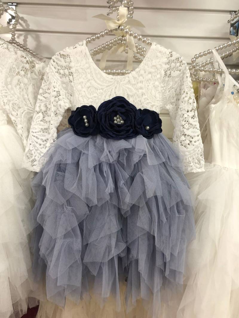 Hübsches Langes Rüschen Boho Blumenmädchen Kleid - Silber von CocoFlowerGirls