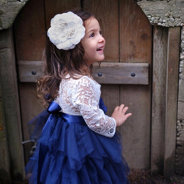 Langes Rüschen Boho Blumenmädchen Kleid Und Taillen-Corsage - Marine Blau von CocoFlowerGirls