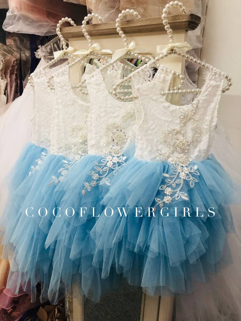 Schönes Rustikales Boho Strand Hochzeit Blumenmädchen Kleid Baby Mädchen Sehr Hübsche Vintage Rüschen Mit Applikation - Himmelblau von CocoFlowerGirls