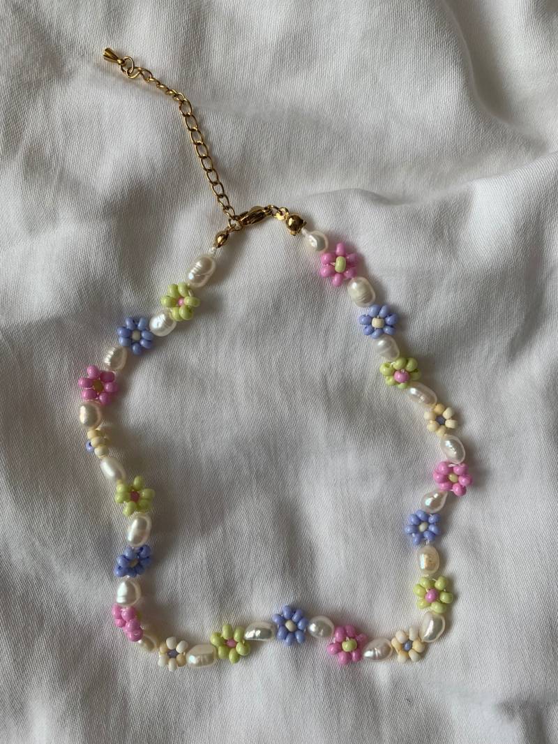 Blumenkette Mit Süßwasserperlen in Frühlingsfarben von CocoaJewelleryShop