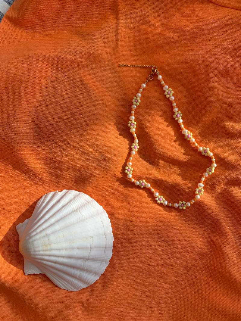 Orange-Gelbe Blumenkette Mit Süßwasserperlen von CocoaJewelleryShop