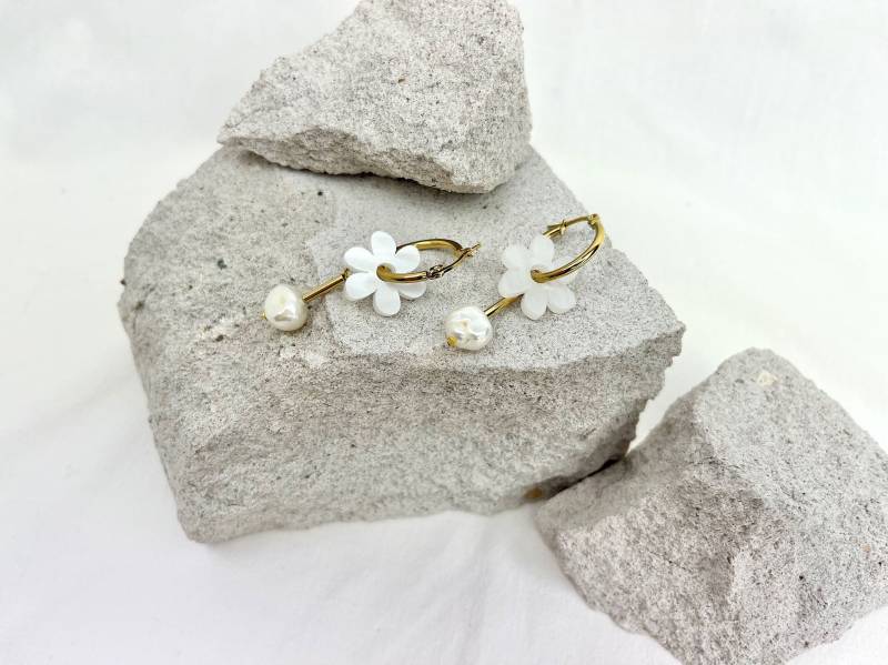 Die Daisy Hoops | Floral Lasergeschnittene Acrylohrringe Süßwasserperlen Weiß Die Daisy Hoops | Floral Lasergeschnittene Acrylohrringe Süßwasserperlen Weiß von CocoloresStudio