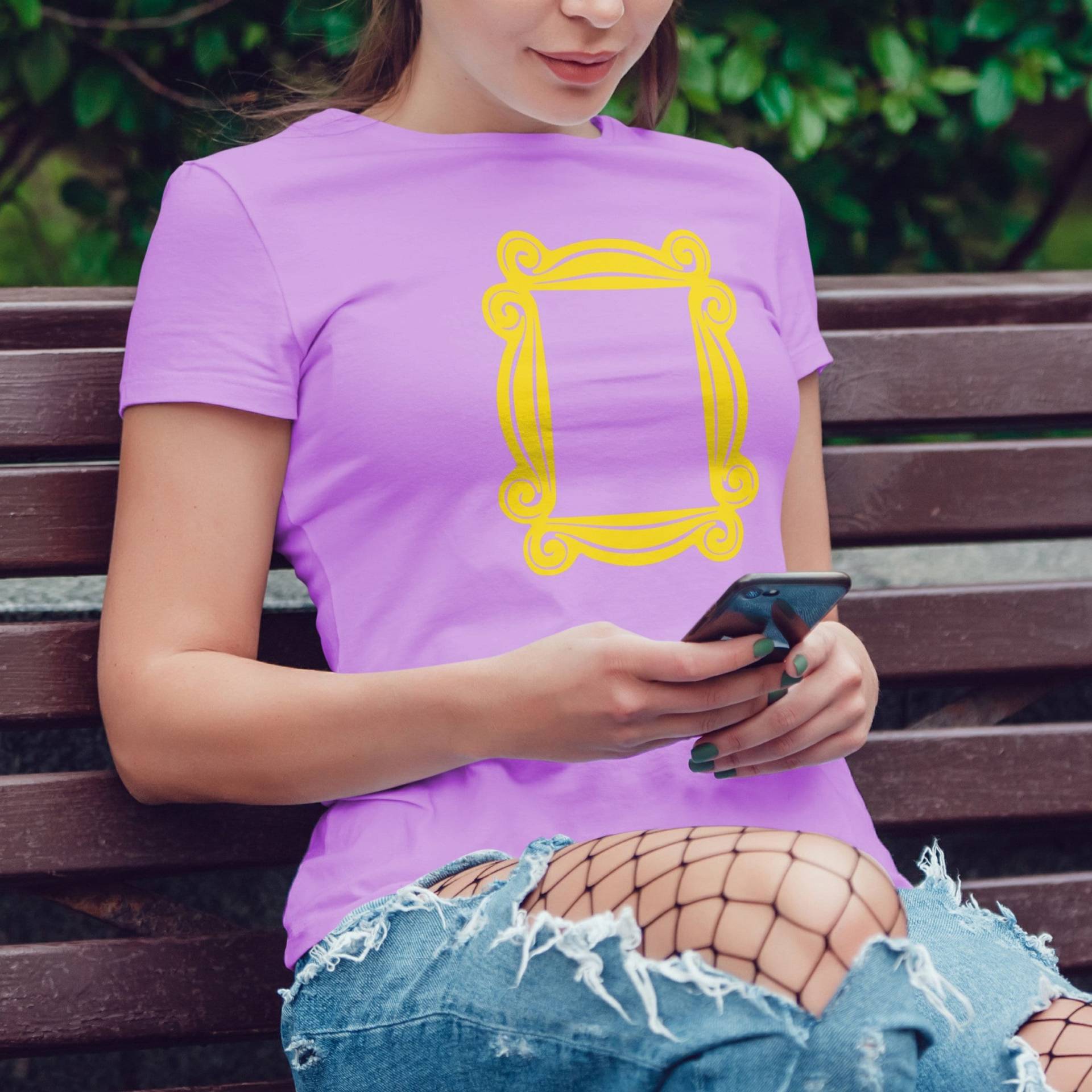 Freund T-Shirt Gelber Rahmen T-Shirt, Handgemachtes Baumwoll Shirt von CoconutGarden