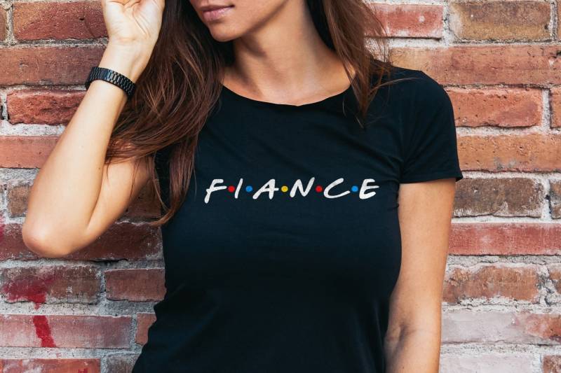 "Personalisiertes "Friends" Style Verlobtes T-Shirt Personalisiertes Amboss Baumwoll T-Shirt." von CoconutGarden