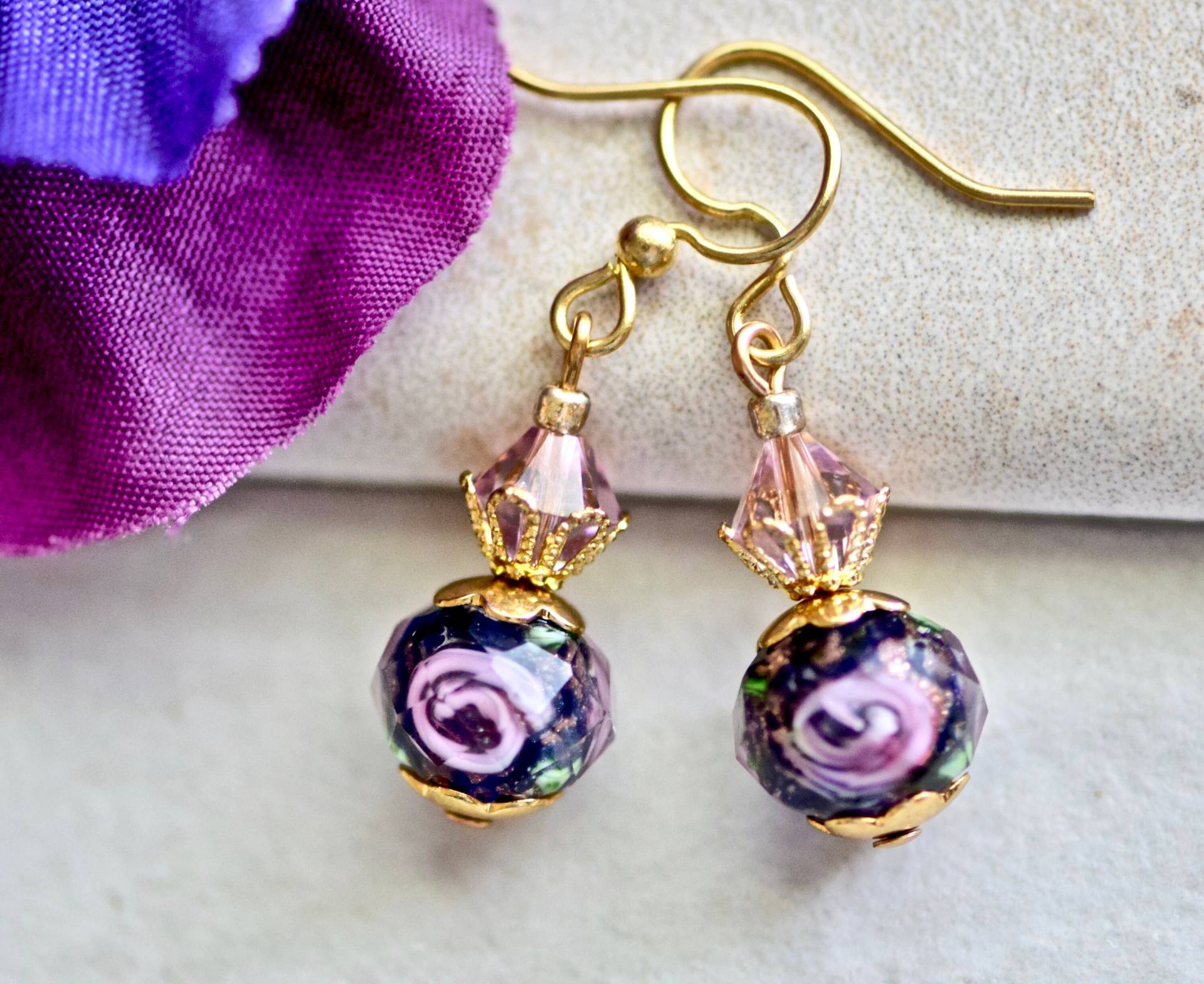 Dunkelblaue Lavendel Lampwork Glas Kristall Gold Ohrringe Dunkelblaue Lavendel Lampwork Glas Kristall Gold Ohrringe von CoconutGroveGalleria