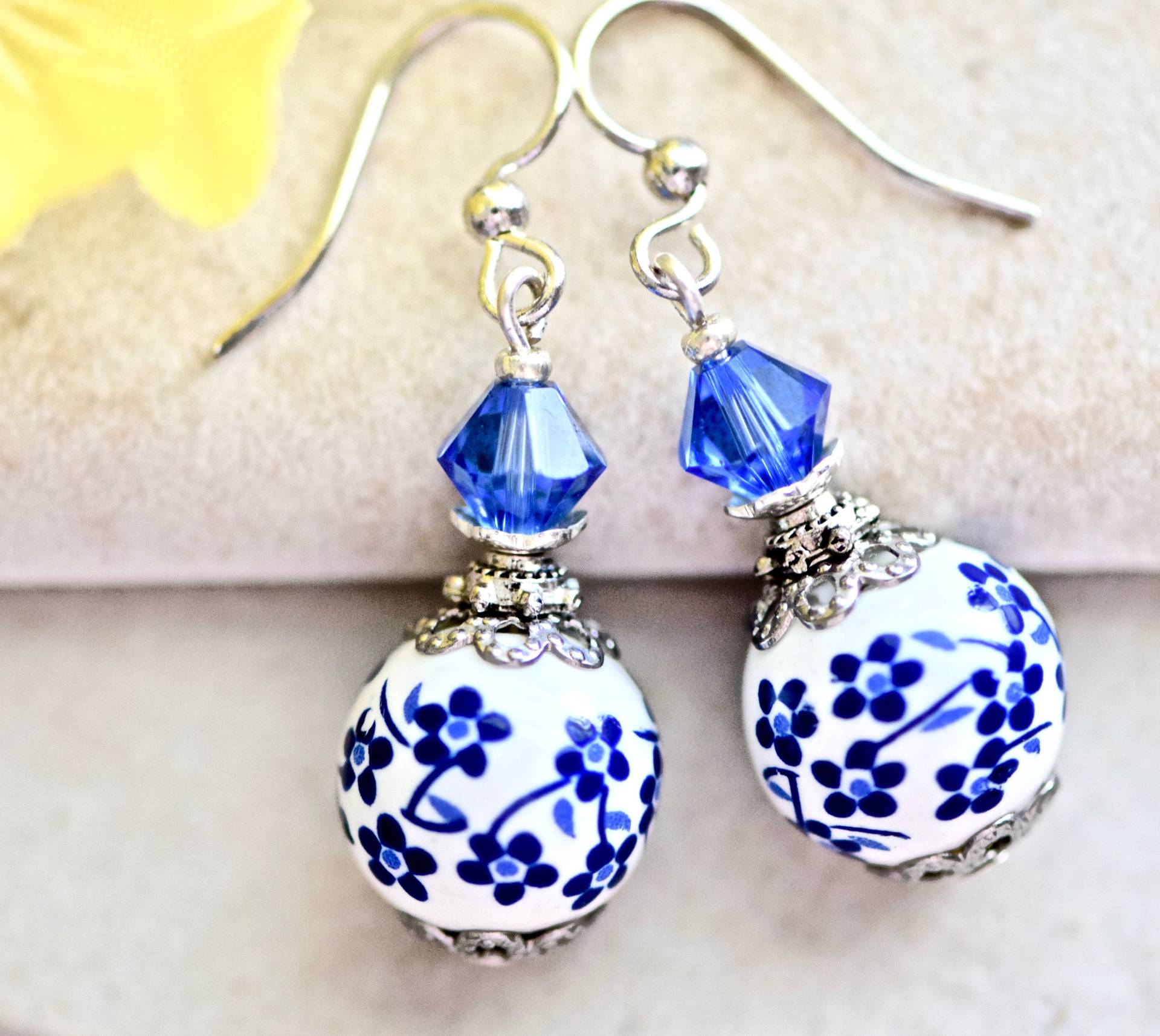 Saphir Blau Weiß Florale Glas Kristall Silber Ohrringe - Sterling Perlen Baumeln Tropfen Blume Saphir Blau Weiß Florale Glas Kristall Silber Ohrringe - Sterling Perlen Baumeln Tropfen Blume von CoconutGroveGalleria