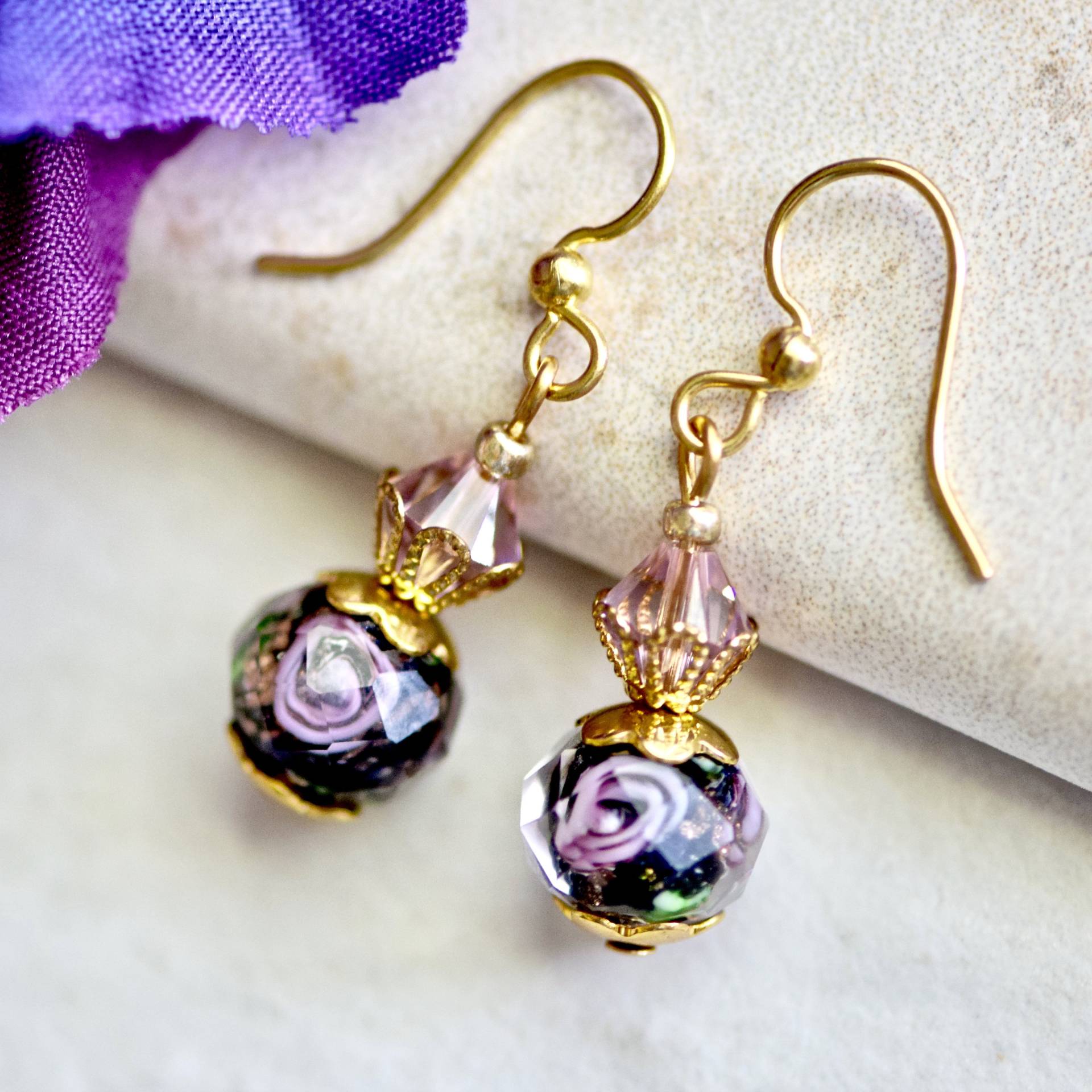 Schwarze Lavendel Lampwork Glas Kristall Gold Ohrringe - Blume Amethyst Lila Perle Schwarze Lavendel Lampwork Glas Kristall Gold Ohrringe - Blume Amethyst Lila Perle von CoconutGroveGalleria