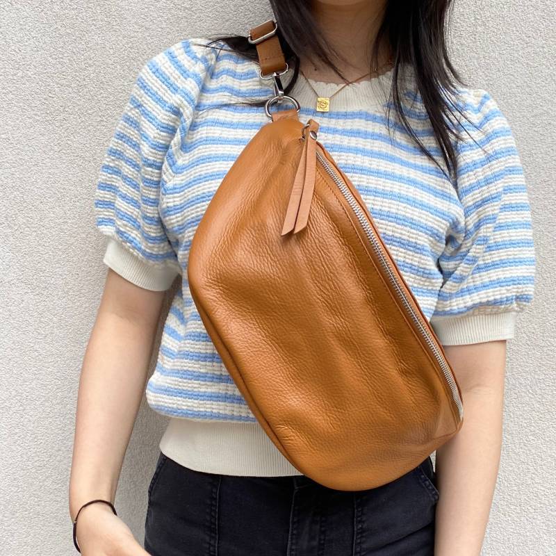 Große Bauchtasche Beige Leder Mit Silberverschluss Und Tragerieme, Schultertasche Großbodybag, Umhängetasche Made in Italy von CocopopTasche