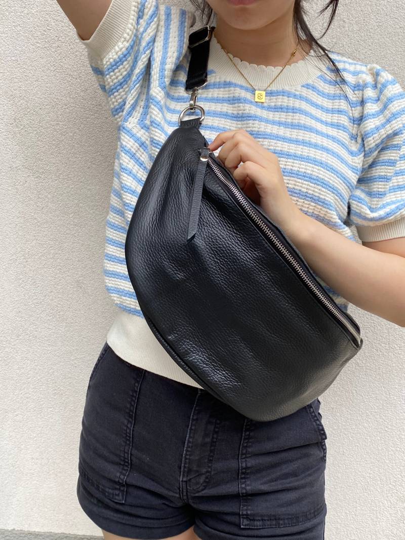 Schwarze Große Bauchtasche Leder Mit Silberverschluss, Schultertasche Top Großbodybag, Umhängetasche Made in Italy Breitem Trageriemen Passt von CocopopTasche