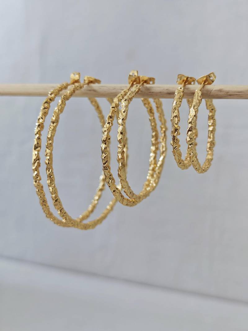 18 Karat Vergoldete Unregelmäßige Dicke Creolen, 25mm, 40mm Oder 55mm Groß, Statement Chunky Gold Ohrringe 18 Karat Vergoldete Unregelmäßige Dicke Creolen, 25mm, 40mm Oder 55mm Groß, Statement Chunky Gold Ohrringe von CocosyBerlin