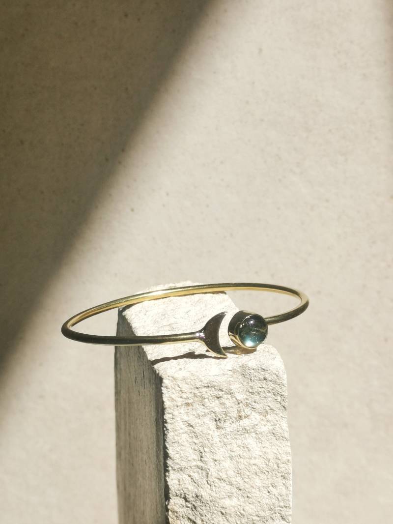 Armreif Aus Goldenem Messing Halbmond Mit Labradorit, Mondphasen Boho Edelstein von CocosyBerlin