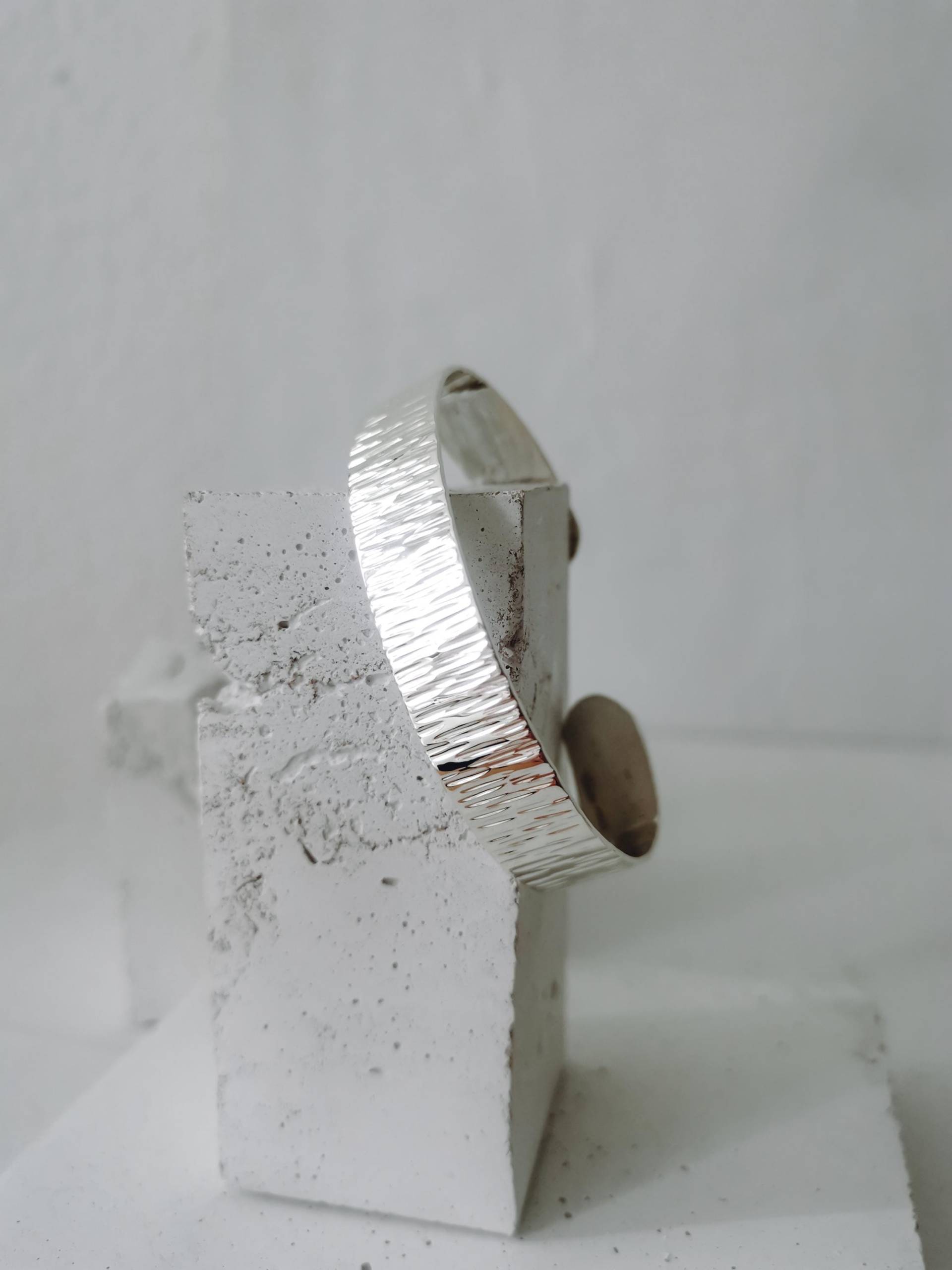 Breiter Verstellbarer Armreif Aus Massivem 925 Silber, Strukturiert Minimalistisch Und Schlicht Breiter Verstellbarer Armreif Aus Massivem 925 Silber, Strukturiert Minimalistisch Und Schlicht von CocosyBerlin