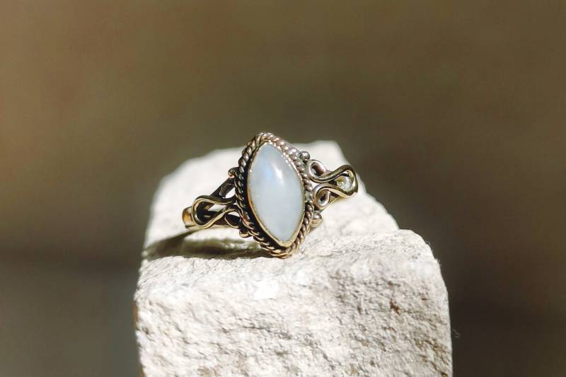 Cabochon Ring Mit Mondstein, Boho Stapelring, Goldener Fingerring Edelstein von CocosyBerlin
