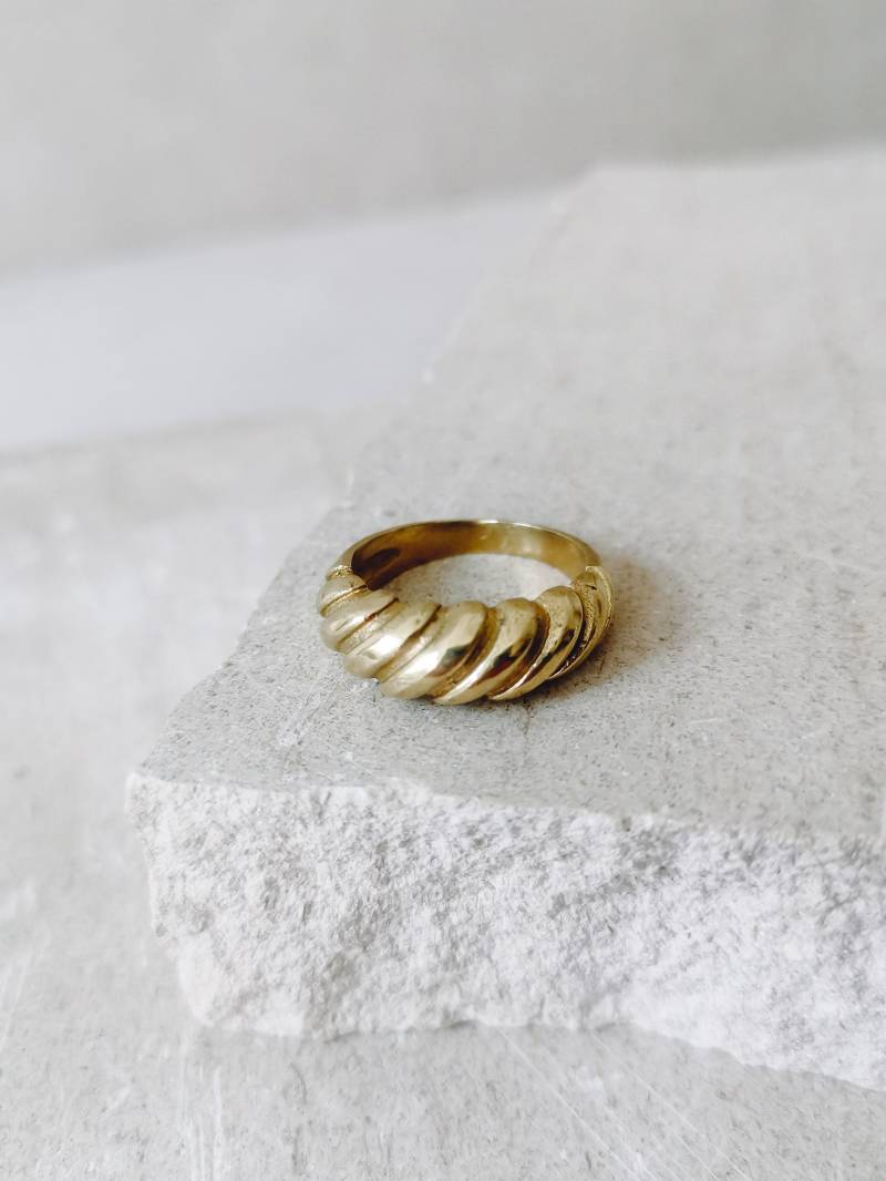 Croissant Ring Aus Goldenem Messing, Twisted Dome Fingerring Gold Croissant Ring Aus Goldenem Messing, Twisted Dome Fingerring Gold von CocosyBerlin
