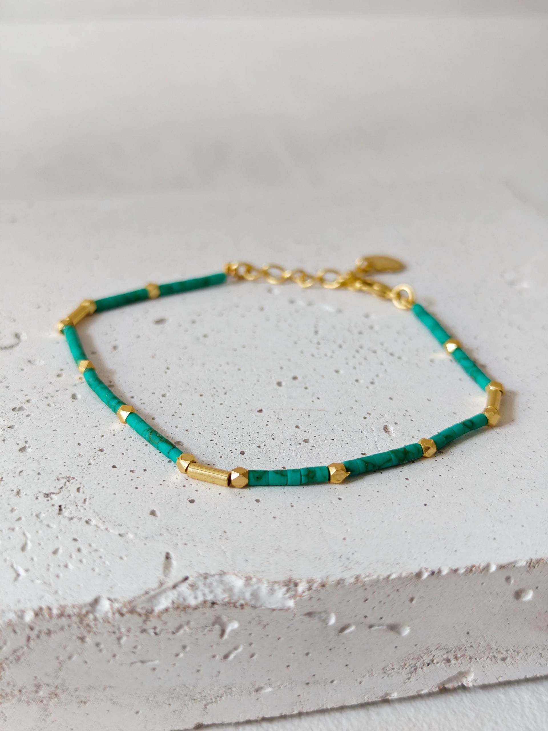 Dünnes Perlenarmband Handgemacht, Türkis Und Gold Heishi Perlen, Vergoldet Dünnes Perlenarmband Handgemacht, Türkis Und Gold Heishi Perlen, Vergoldet von CocosyBerlin