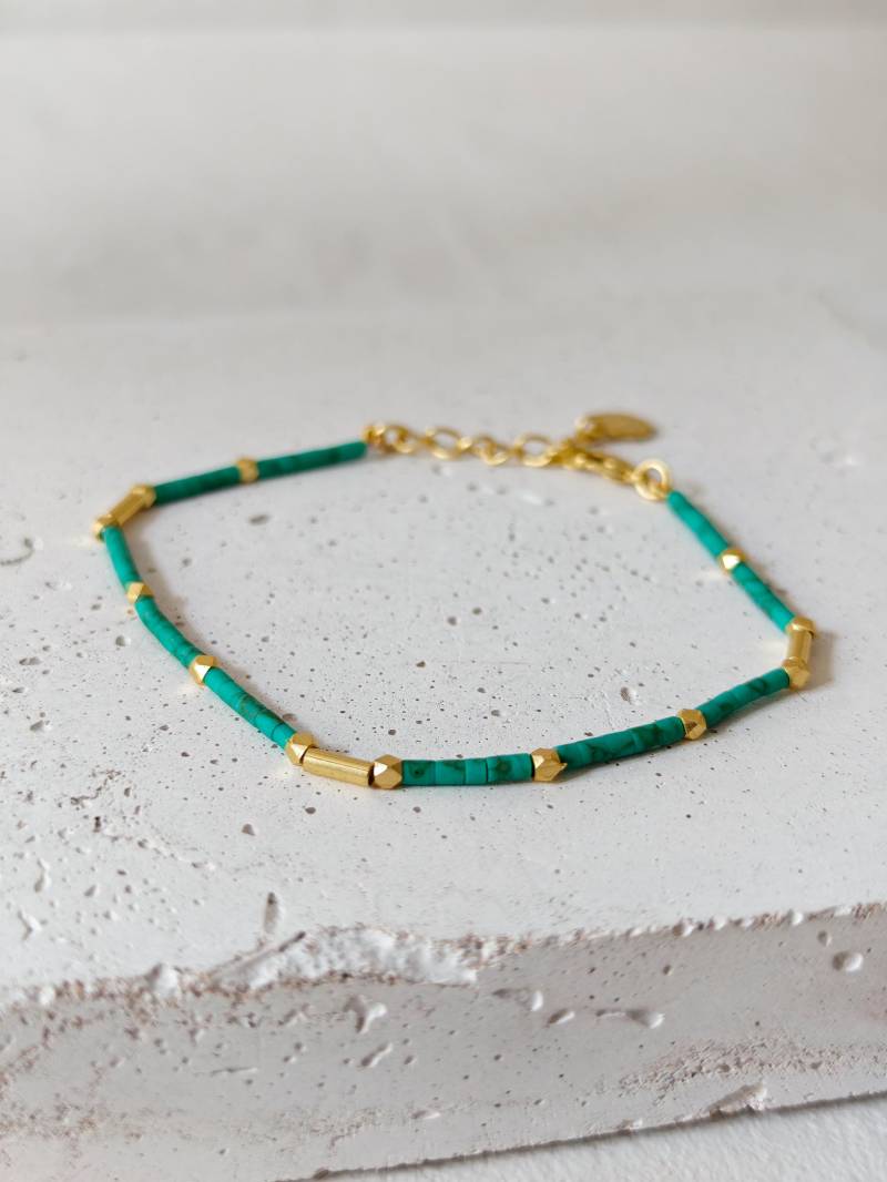 Dünnes Perlenarmband Handgemacht, Türkis Und Gold Heishi Perlen, Vergoldet von CocosyBerlin