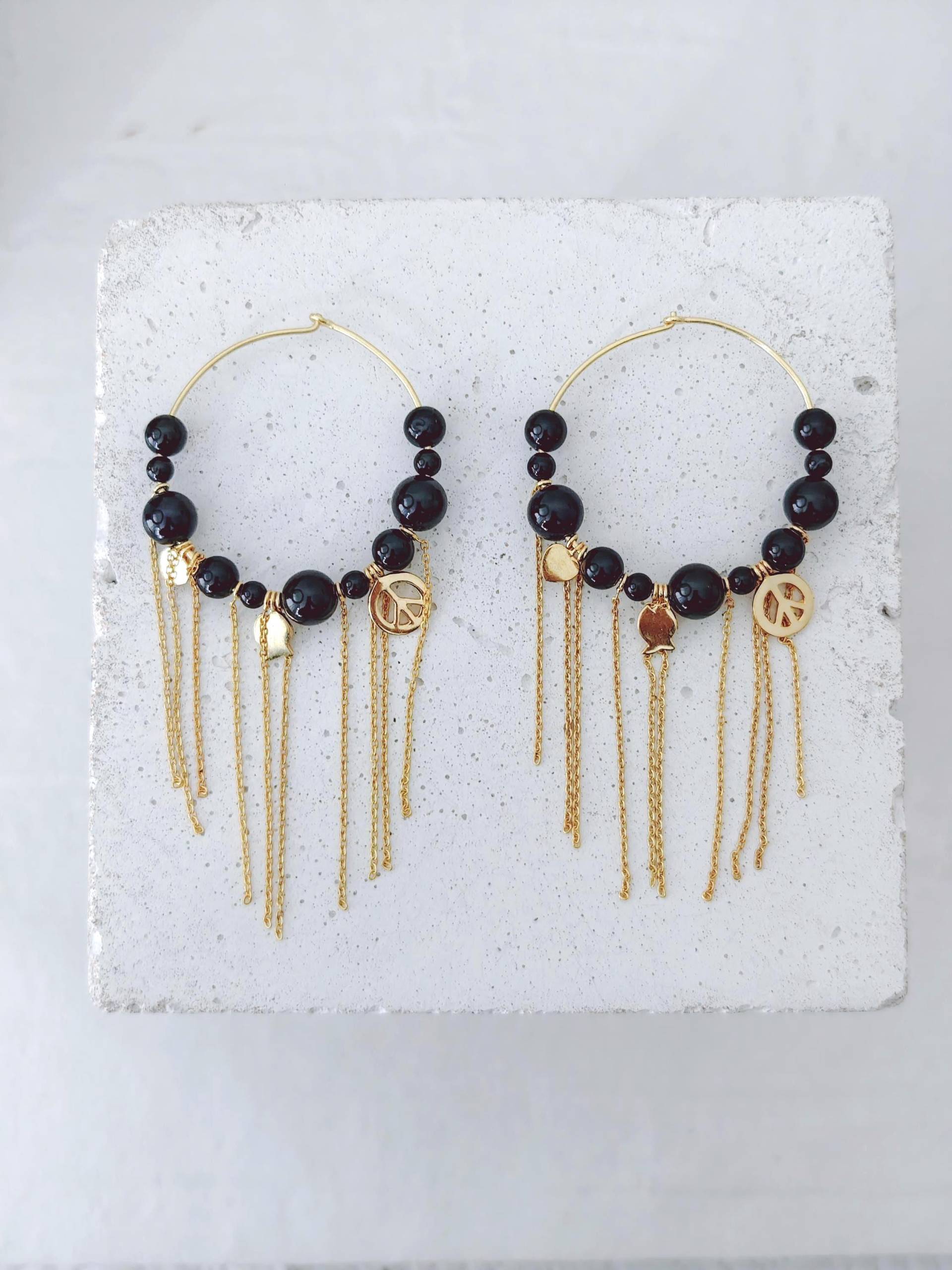 Edelstein Perlen Creolen Mit Onyx Steinen Und Charms, Boho Ohrringe Vergoldet, Fransen Kette, Schwarz Gold Edelstein Perlen Creolen Mit Onyx Steinen Und Charms, Boho Ohrringe Vergoldet, Fransen Kette, Schwarz Gold von CocosyBerlin