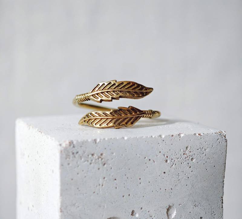 Feder Ring Aus Messing, Verstellbarer Fingerring Mit Design, Handgemachter Boho Messingring von CocosyBerlin