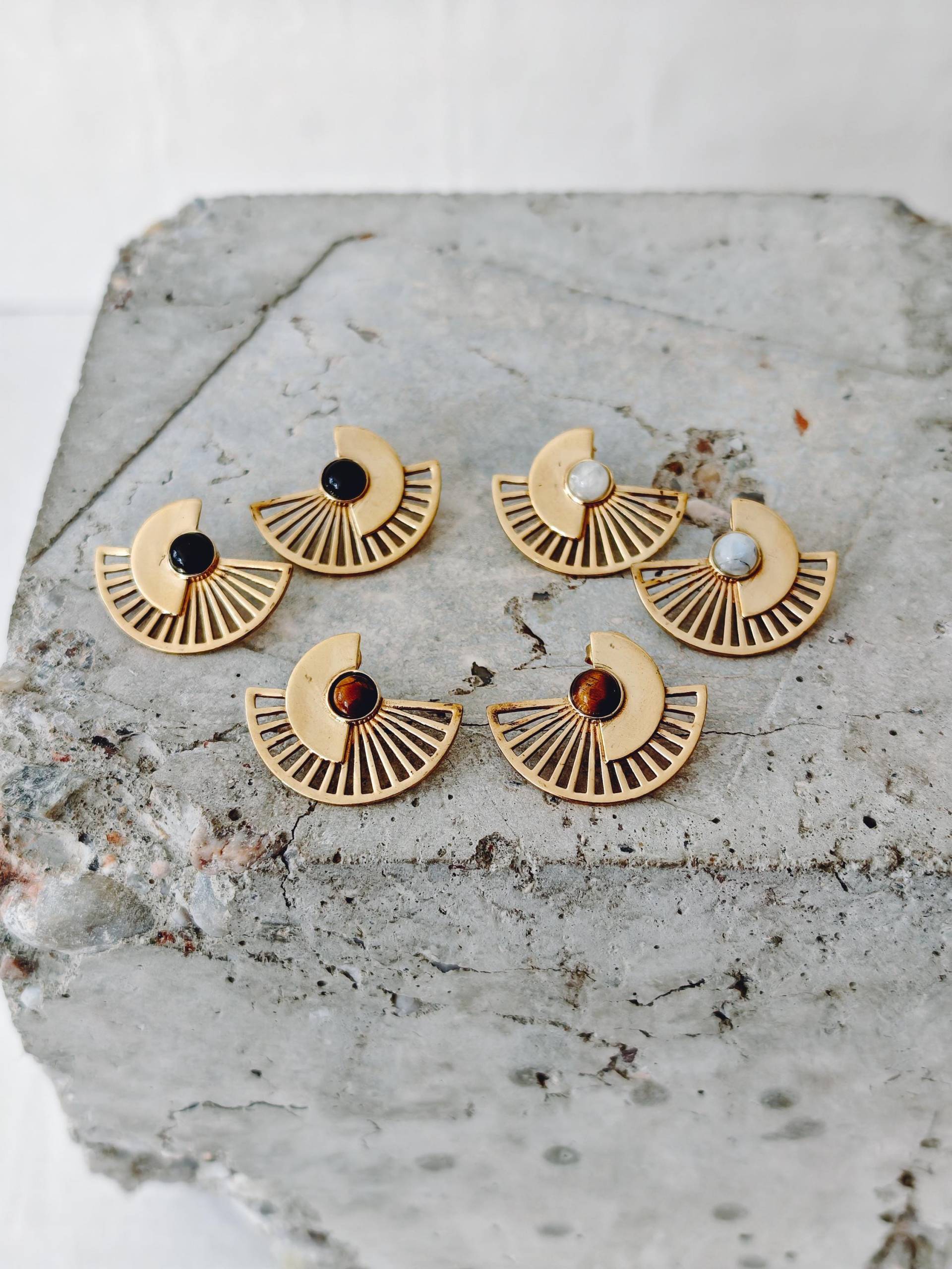Goldene Boho Ohrringe Mit Edelstein - Kleine Sonnenstrahle Ohrstecker , Tigerauge/Mondstein Schwarzer Onyx, Handgemacht von CocosyBerlin
