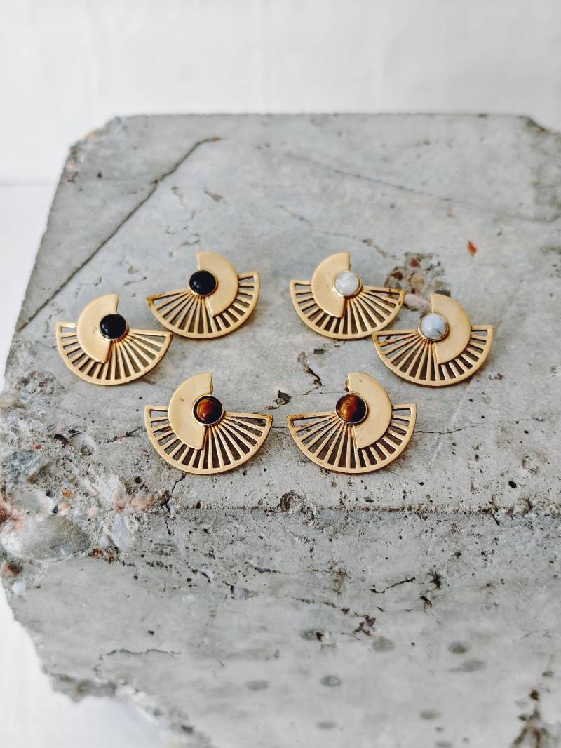 Goldene Boho Ohrringe Mit Edelstein - Kleine Sonnenstrahle Ohrstecker , Tigerauge/Mondstein Schwarzer Onyx, Handgemacht von CocosyBerlin